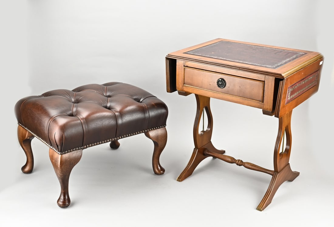 Chesterfield footstool + side table: Leather Chesterfield footstool + English side table in mahogany, with drawer and side leaves. 20th century. Dimensions: 33 x 45 x 36 cm. / 51 x 46 x 37 cm. In good condition.