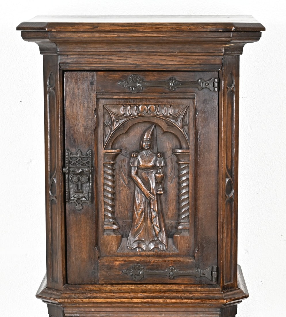 Gothic style credenza - 2