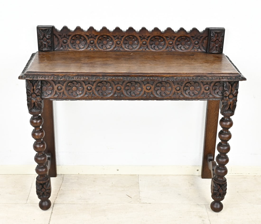 English oak side table ca. 1870: Solid oak side table with twisted legs and carvings. England. Circa 1870. Dimensions: 90 x 102 x 42 cm. In good condition.