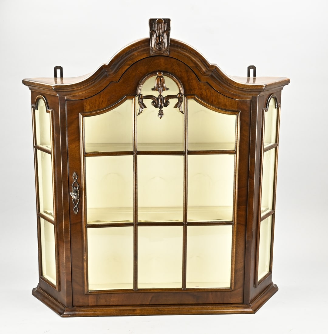 Dutch hanging display case: Dutch hanging display case of walnut. Baroque style. Period furniture. Second half of the 20th century. Dimensions: 74 x 62 x 20 cm. In good condition.