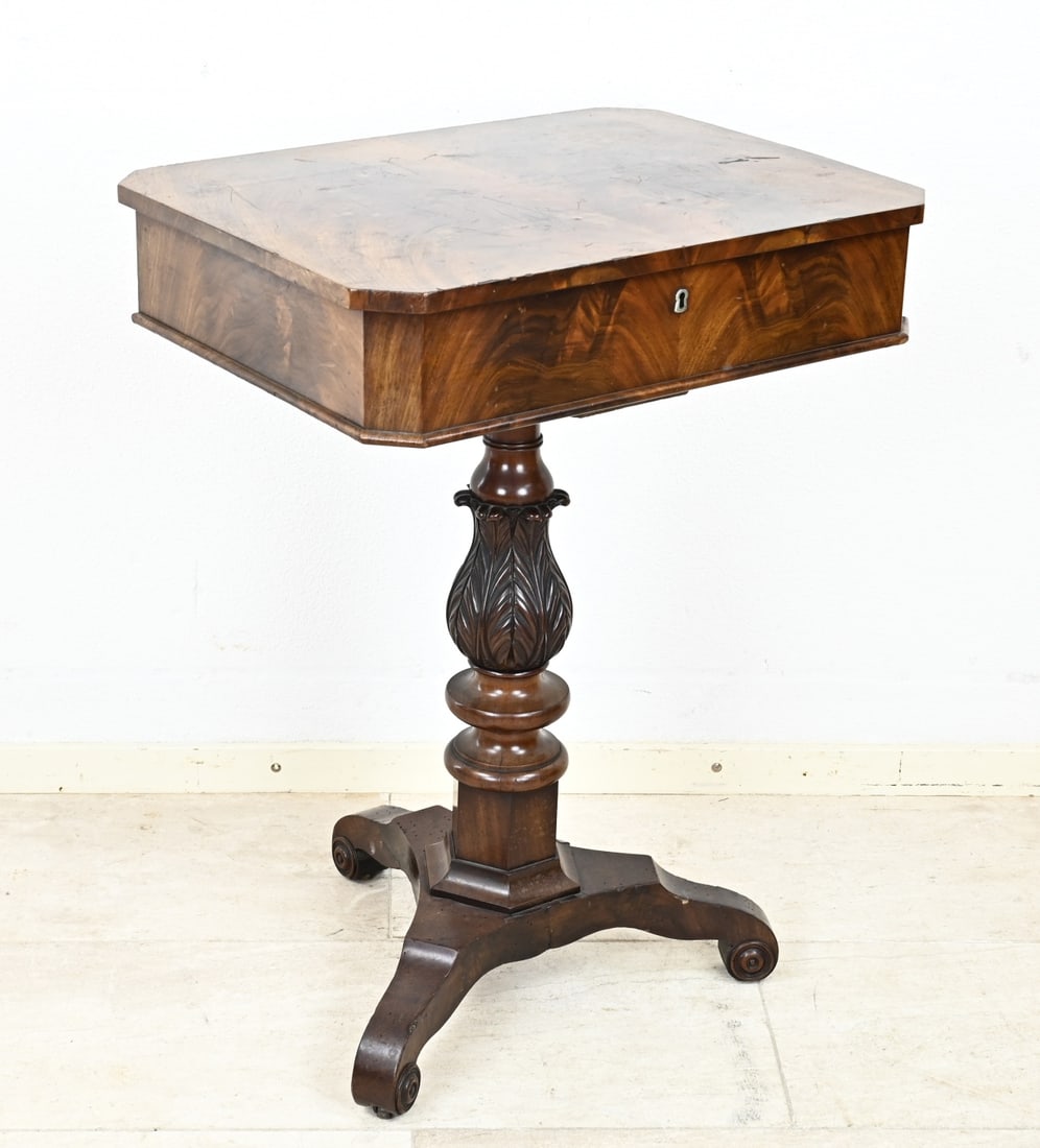 Mahogany sewing table with contents: Early 19th century Dutch Empire sewing table of mahogany, with contents and compartments. Dimensions: 76 x 57 x 43 cm. In good condition.