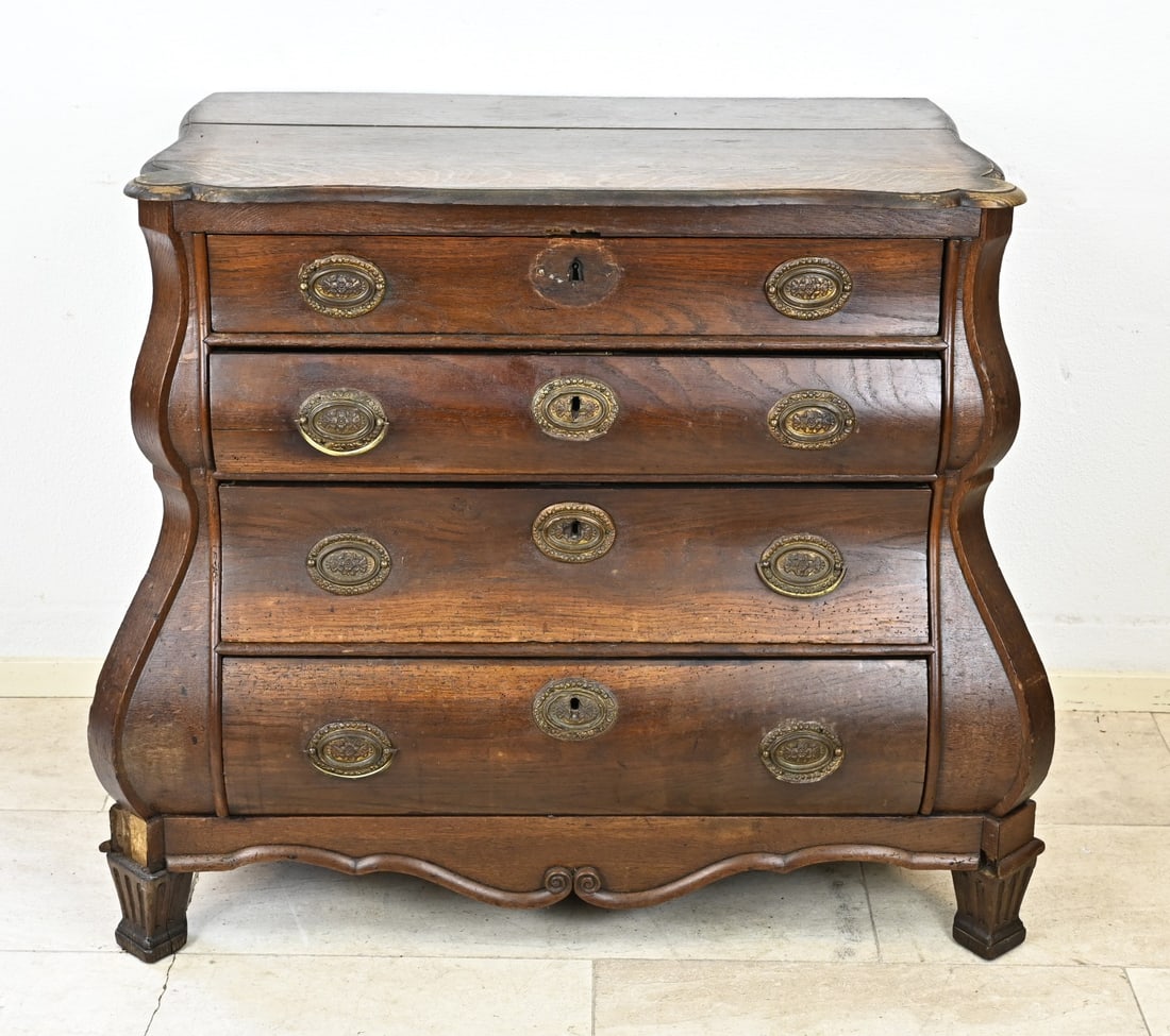 Baroque chest of drawers, 18th century: 18th century oak Dutch baroque chest of drawers with four drawers and original fittings. Minimal damage to molding + fittings. Dimensions: 88 x 100 x 55 cm. In fair condition.