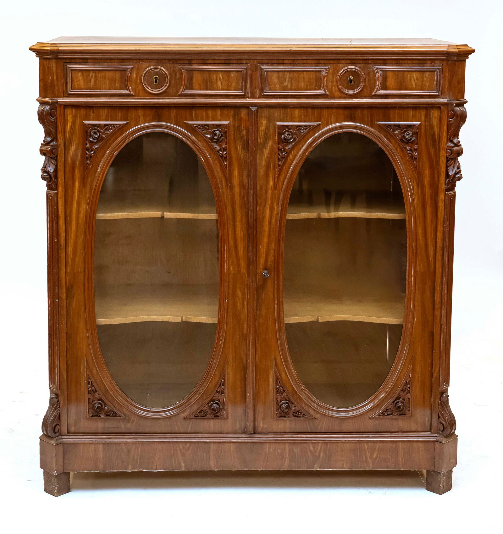 Mahogany display cabinet: Nice two-door glass display cabinet in mahogany/veneer. Louis Philippe. Circa 1860. With two scalloped shelves inside. Dimensions: 133 x 124 x 51 cm. In good condition.