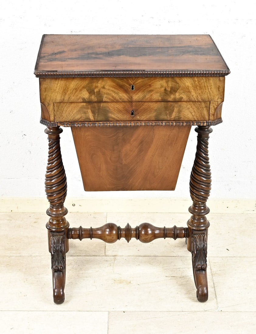 Antique sewing table, 1840: Antique Dutch Cuba mahogany sewing table with wool holder. Circa 1840. Dimensions: 74 x 51 x 37 cm. In good condition.