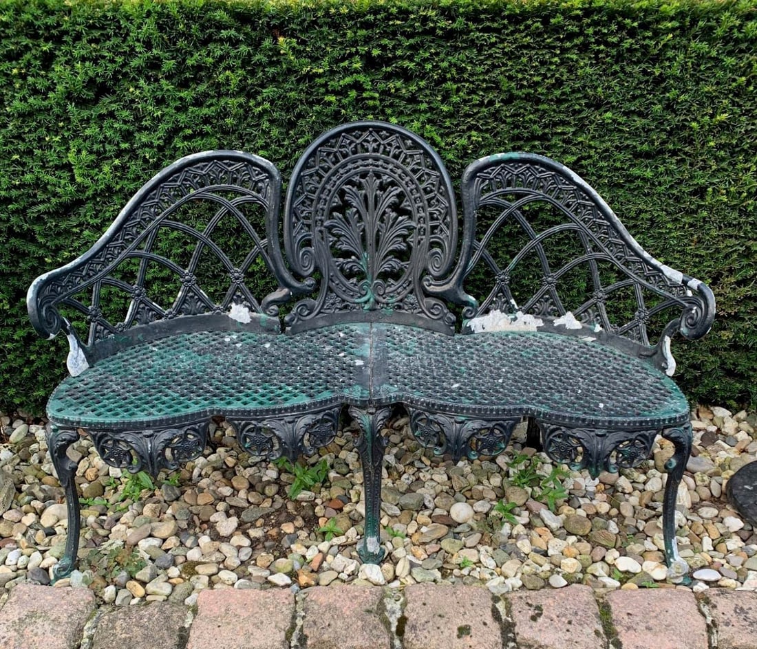 3-seater garden bench in English style: Nice 3-seater garden bench in English style, with a medallion in the middle. 20th century. Dimensions: 85 x 140 x 49 cm. In good condition.