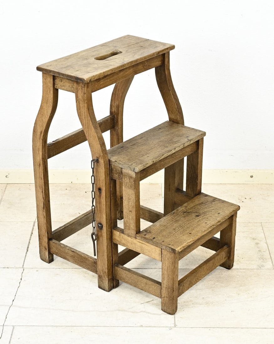 English library staircase, 1900: Antique English folding library ladder made of oak. Circa 1900. Dimensions: 68 x 53 x 43 cm. In good condition.