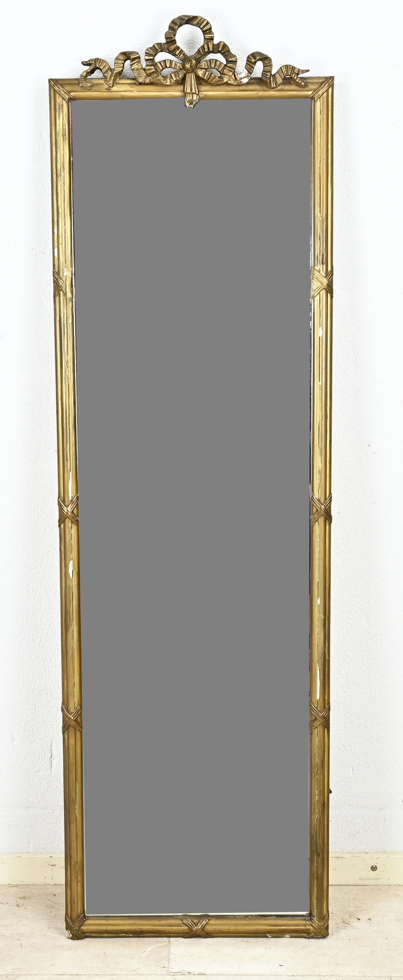 Mirror with crown, 147 x 43 cm.: 19th century oblong mirror with crown in the shape of a bow. Circa 1830. Dimensions: 147 x 43 cm. In good condition.