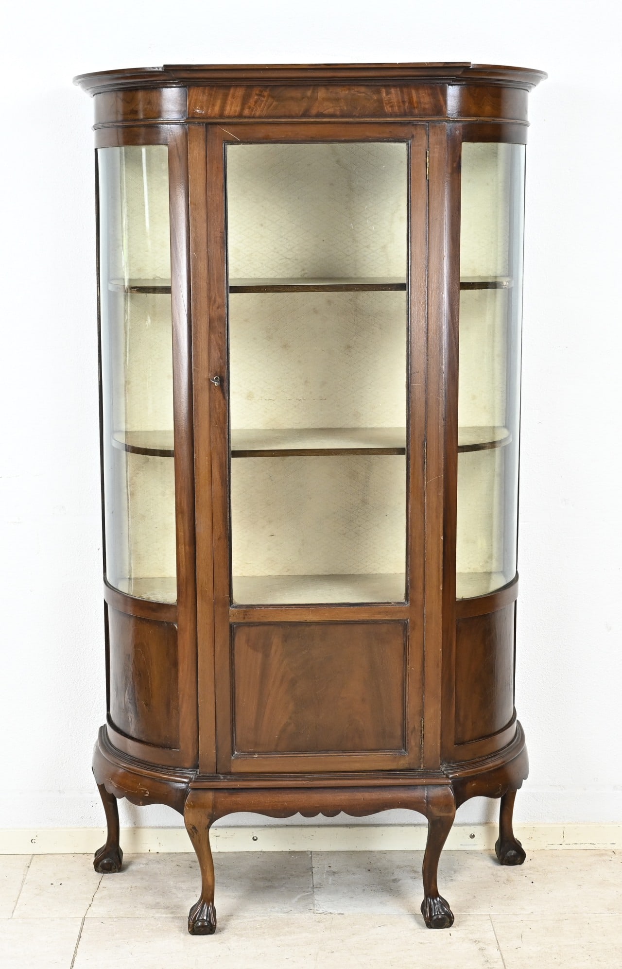 English display cabinet, 1900: English mahogany display cabinet, with curved glass on the sides, and standing entirely on claw feet. Circa 1900. Dimensions: 164 x 93 x 36 cm. In good condition.