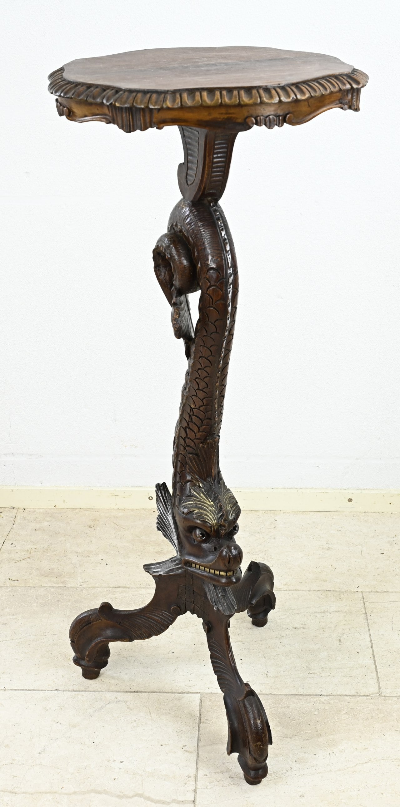 Pedestal with sea monster: 19th century walnut pedestal with sea monster. Circa 1860. Dimensions: H 110 cm. In good condition.