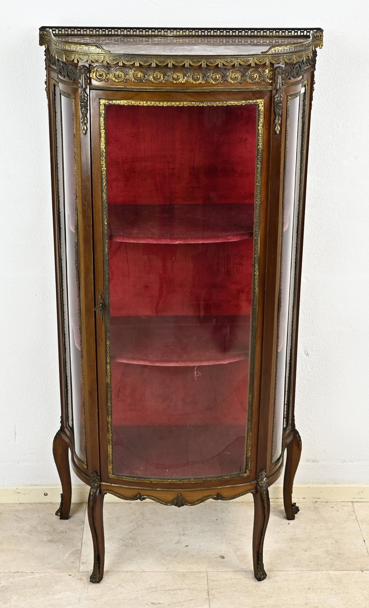 Display cabinet (curved glass): French, 1-door display cabinet with curved glass, marble top and bronze fittings. 20th century. Dimensions: 163 x 43 x 39 cm. In good condition.