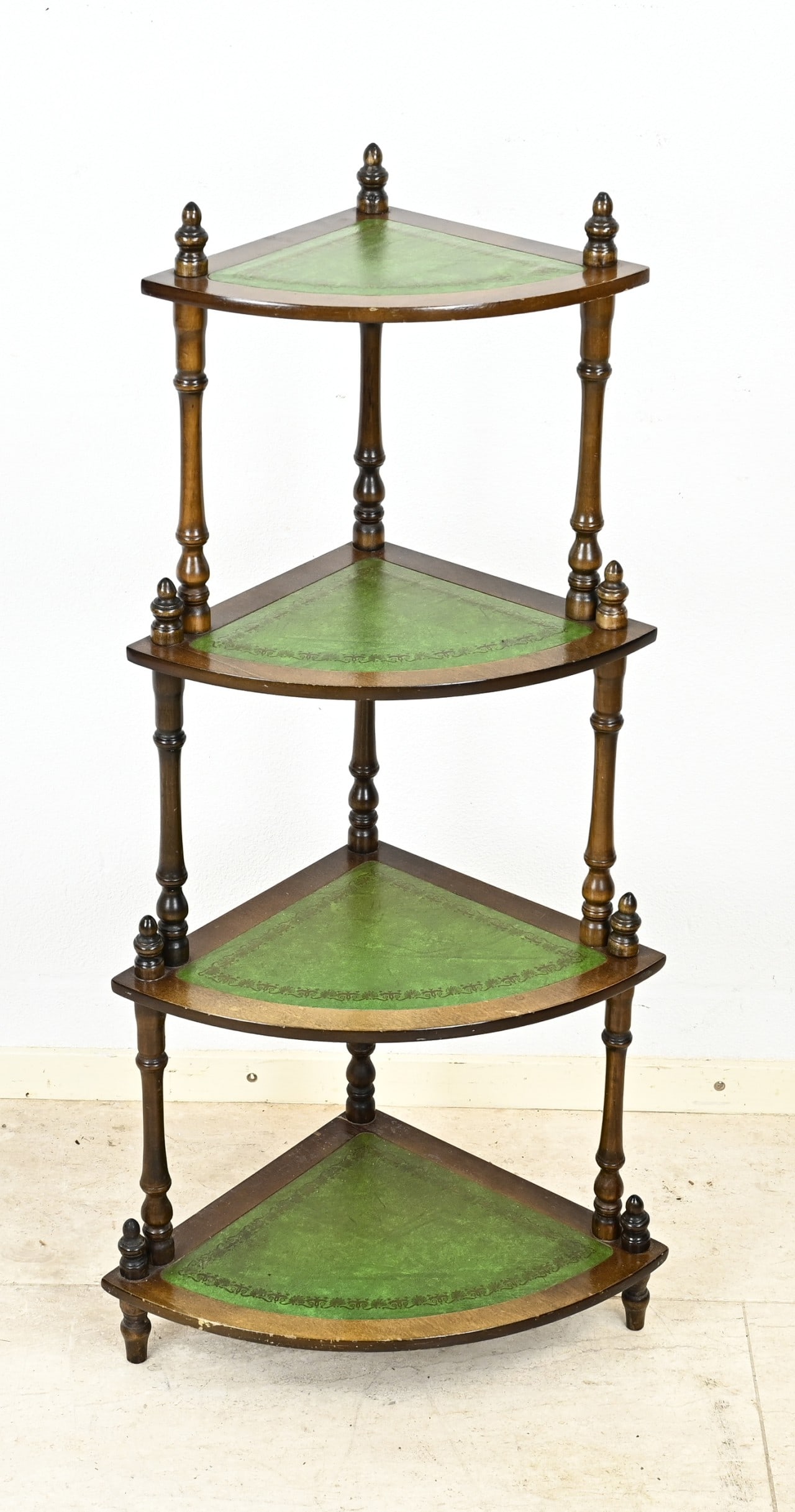 English corner shelf: English mahogany corner shelf with green leather upholstery. Second half 20th century. Dimensions: 106 x 50 x 35 cm. In good condition.