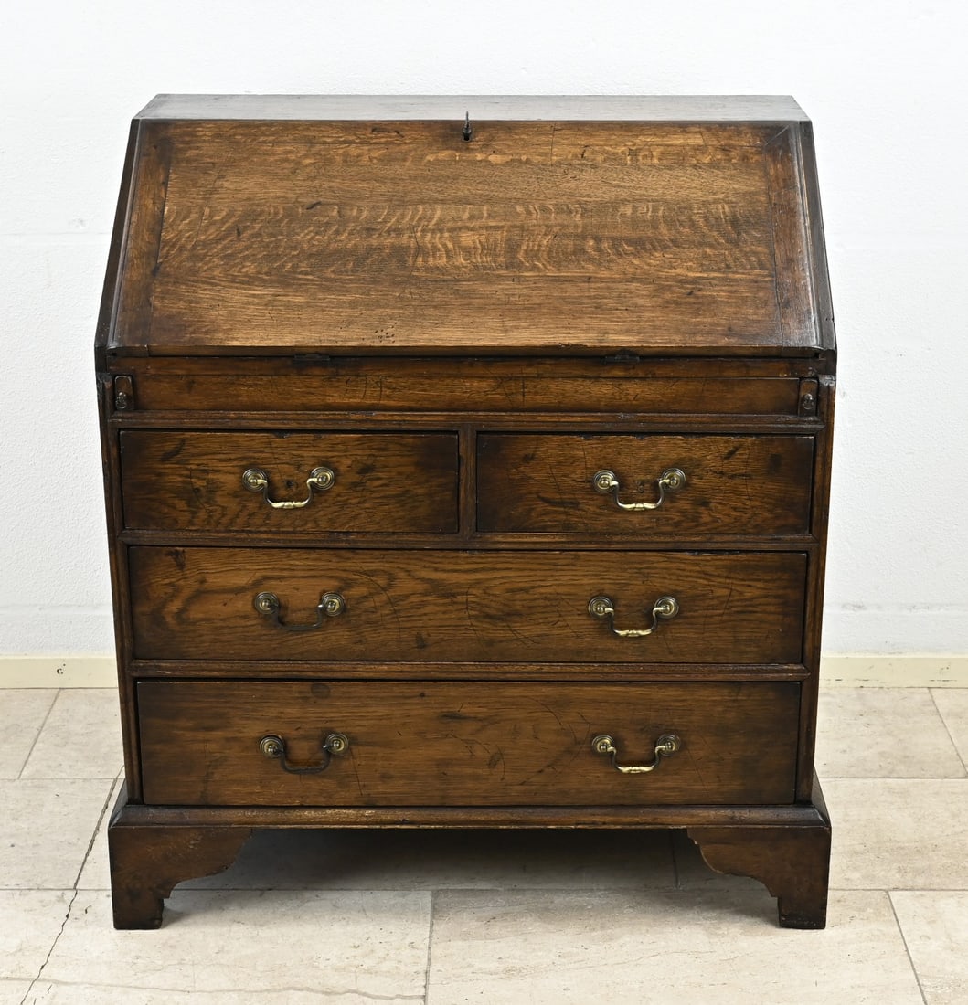 English secretary: Antique English oak bureau. End of the 19th century. With beautiful patina, interior + cellar. Interior the cellar slide needs to be fixed. New price: 180 cm. In reasonable/good condition.