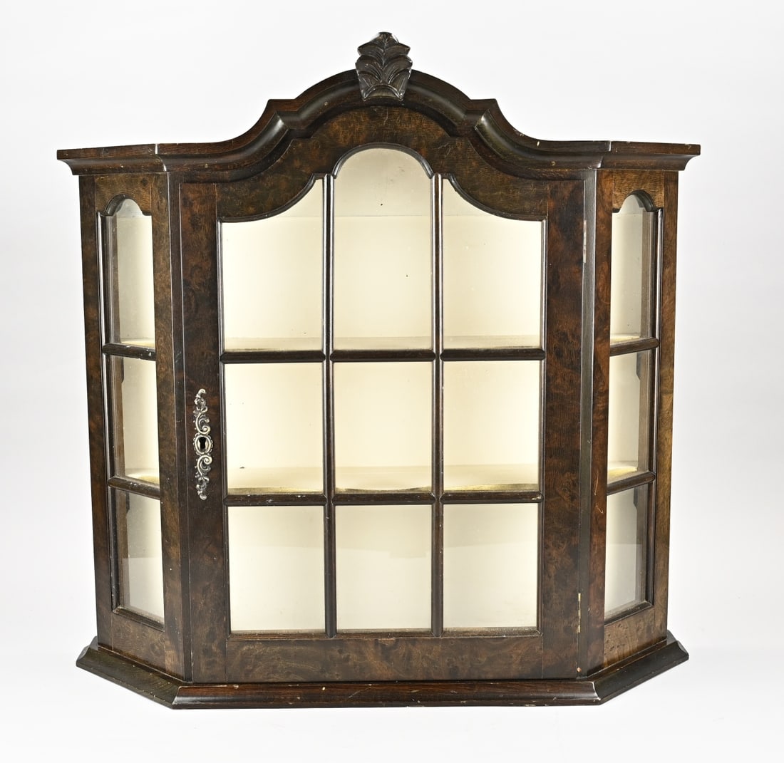 Walnut hanging display case: Dutch burl walnut wall display cabinet. Baroque style. Circa 1920. Dimensions: 64 x 66 x 27 cm. In good condition.