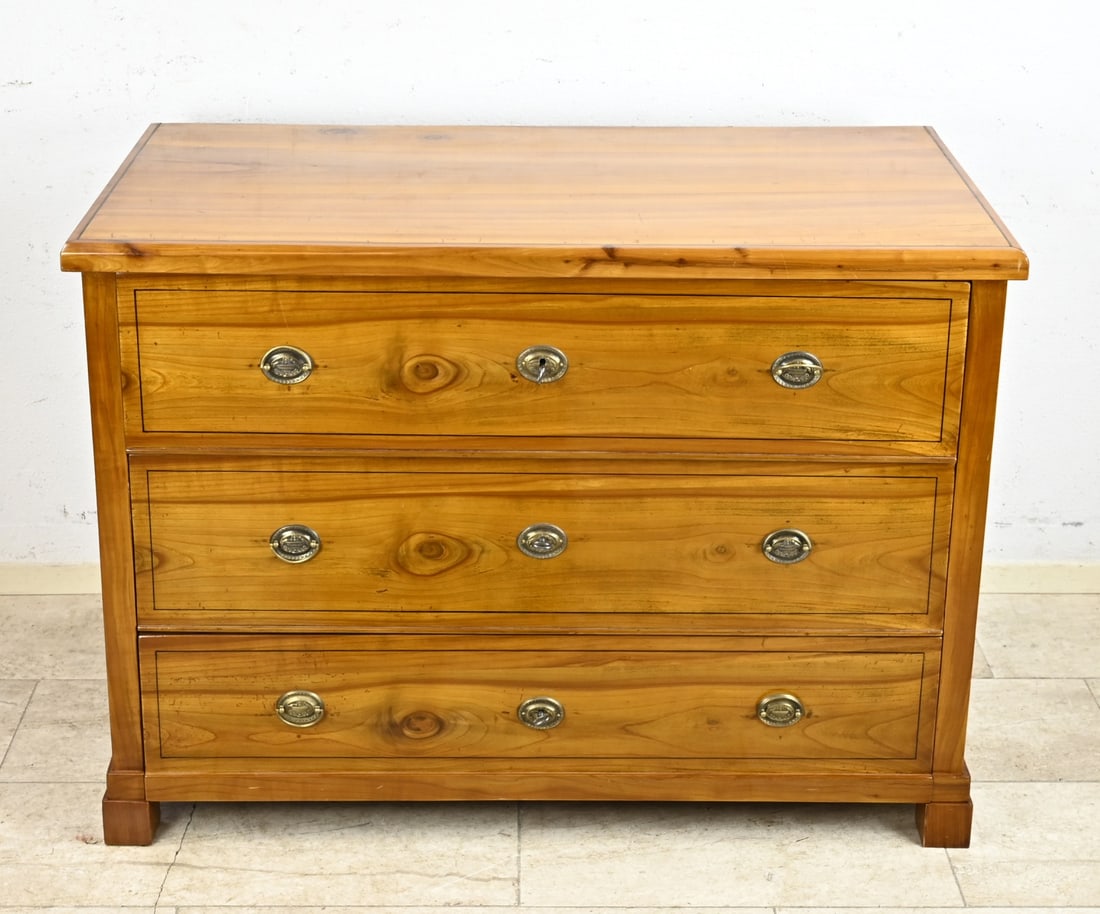 Chest of drawers: South German cherry wood Biedermeier chest of drawers. Circa 1830. Recently professionally restored + hand polished. Dimensions: 99 x 124 x 63 cm. In good condition.