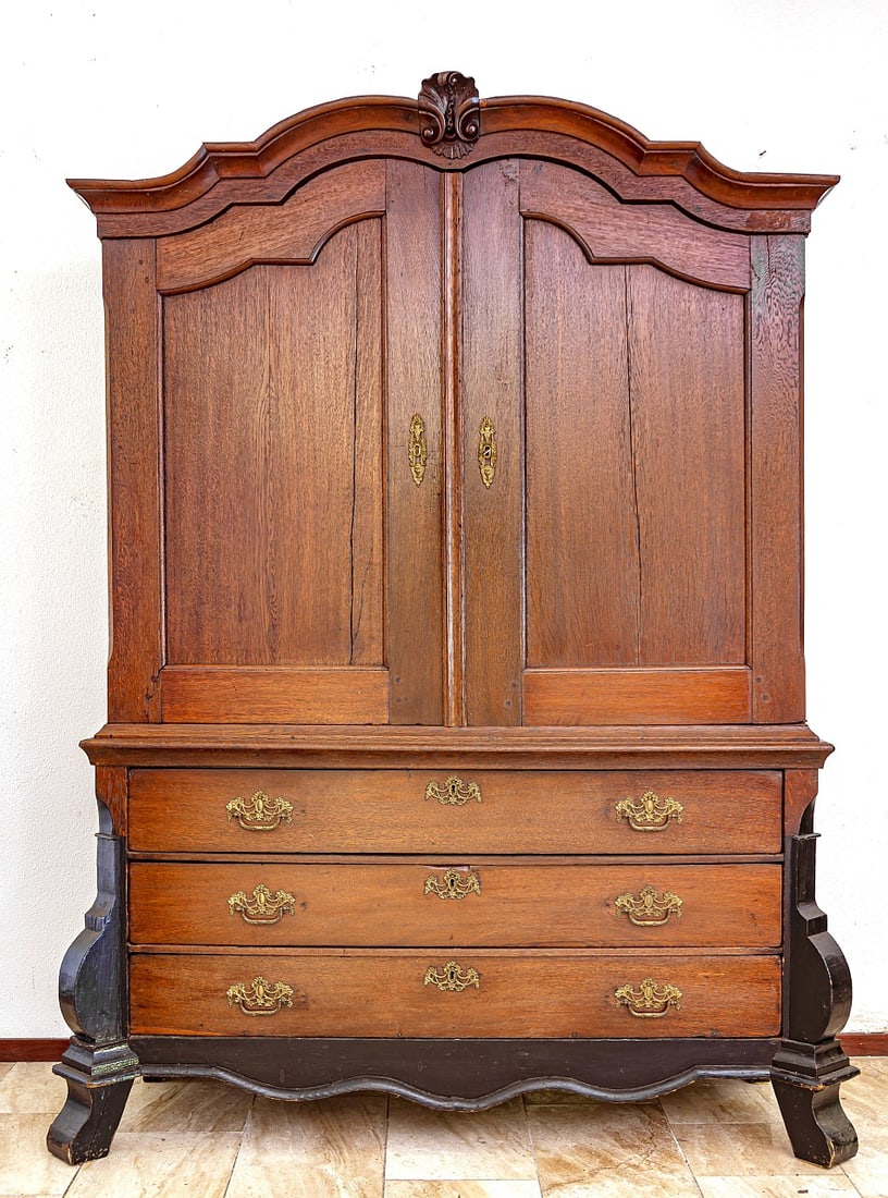 Oak cabinet: 18th - 19th century oak Dutch cabinet with brass fittings. Dimensions: 218 x 155 x 53 cm. In good condition.