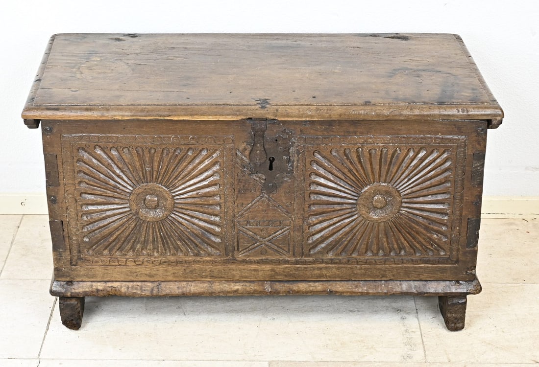 Gothic chest with carvings: 16th century Gothic oak chest on sled legs, with carvings in the front, wrought iron lock and fittings. Dimensions: 52 x 95 x 45 cm. In good condition.