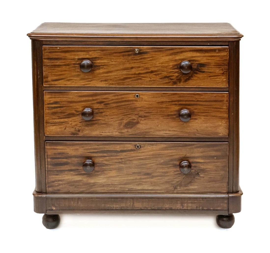 English chest of drawers, 1860: 19th Century English Mahogany Chest of Drawers. Circa 1860. Victorian. With three drawers, bottom drawer is extra deep (up to the plinth). Dimensions: H 98 x W 100 x D 49 cm. In good condition.