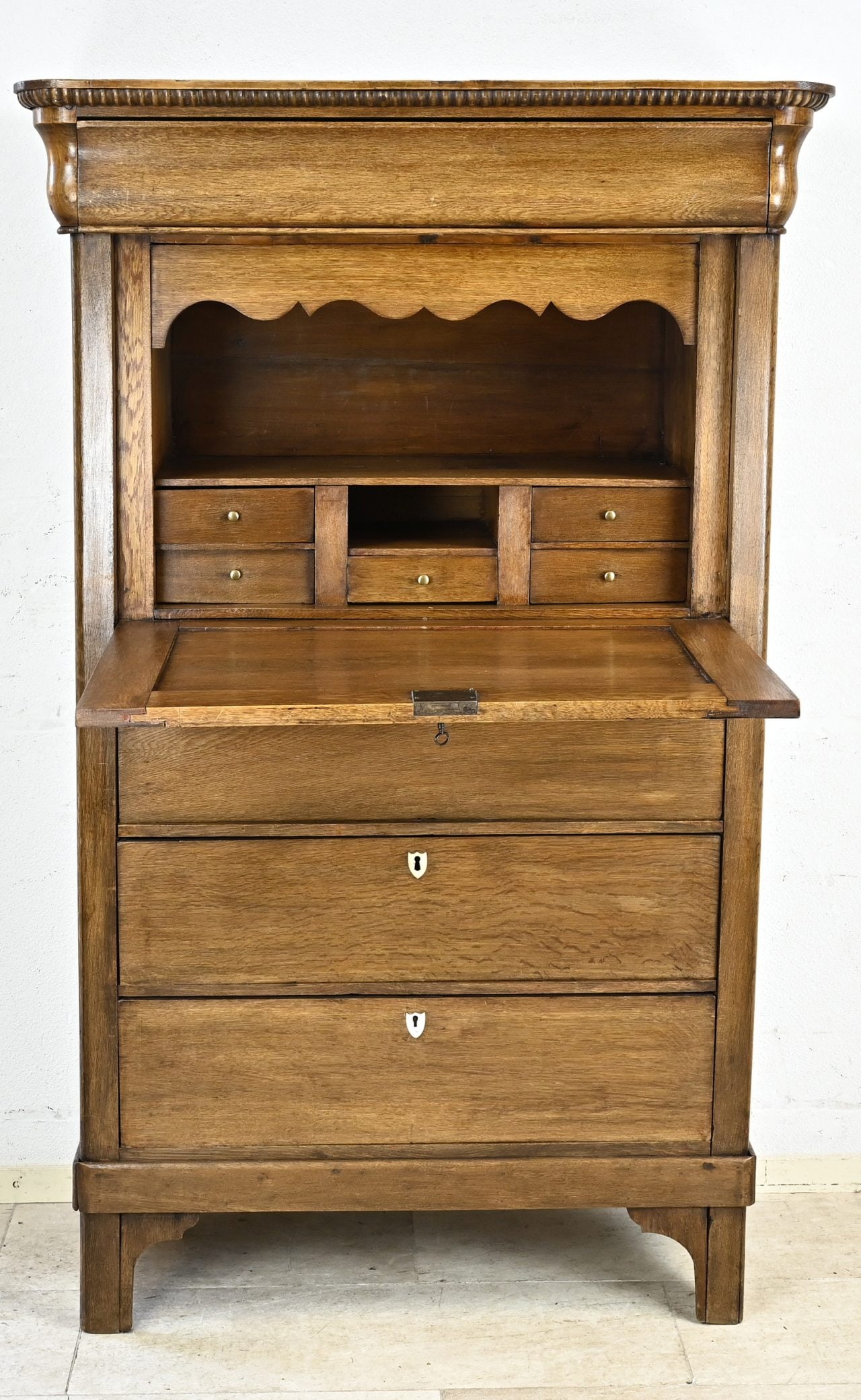 Oak bureau, 1860: Dutch oak secretary with bone keyholes. Circa 1860. Dimensions: 166 x 100 x 45 cm. In good condition.
