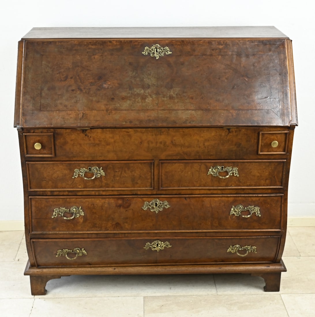 Carrot walnut secretary: 18th Century Dutch burl walnut baroque secretary, Louis Quinze. Circa 1760. With original fittings, key + lock. Dimensions: 109 x 112 x 55 cm. In good condition.