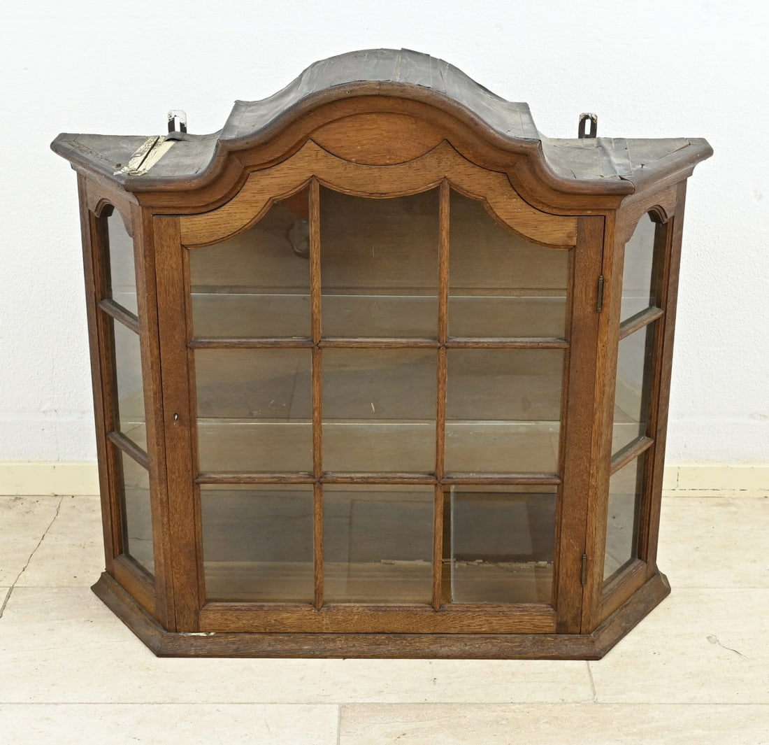 Oak hanging display case: 19th century Dutch oak hanging display case. Baroque style. Dimensions: 80 x 85 x 25 cm. In good condition.
