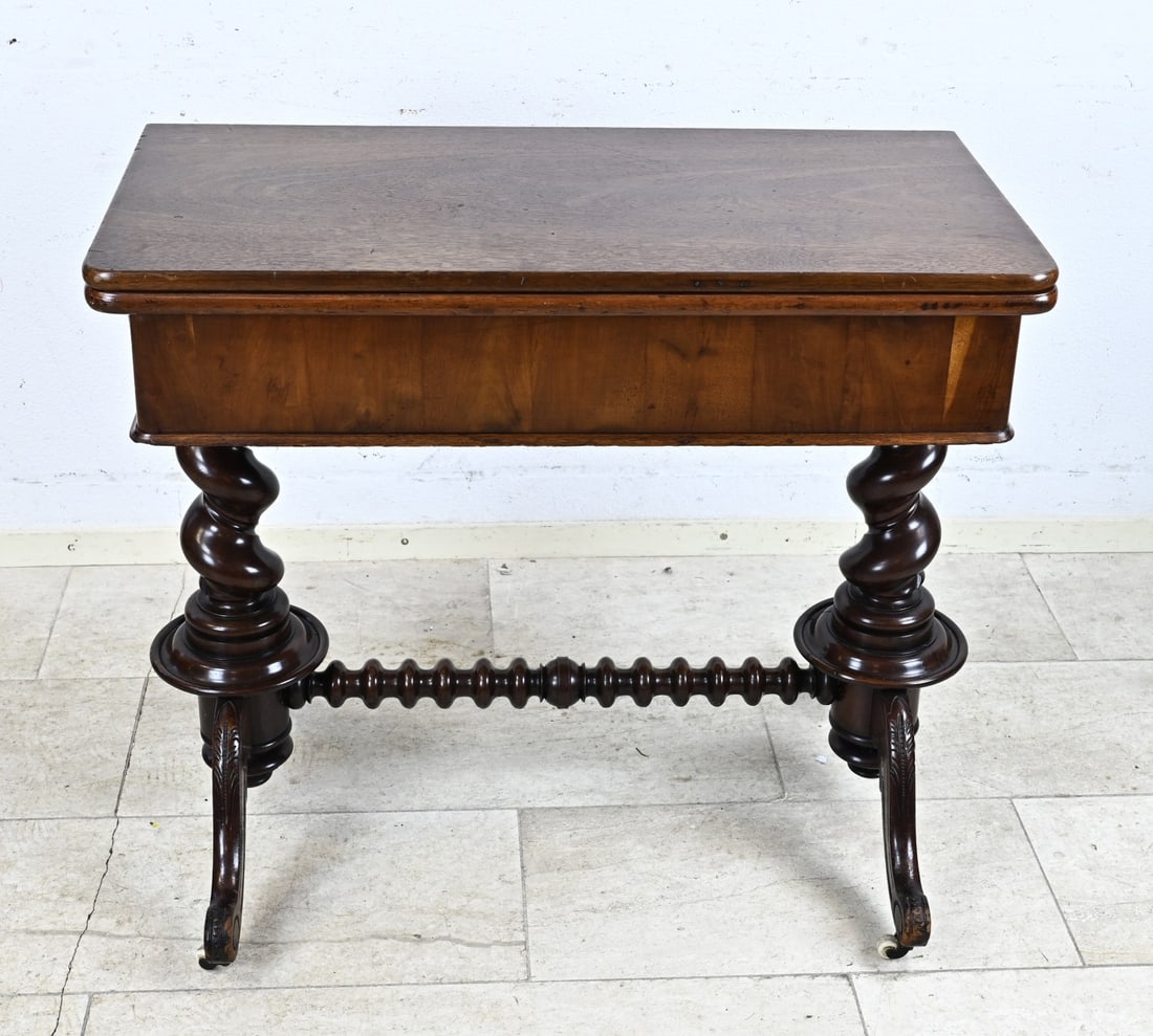Mahogany gaming table, 1870: English mahogany gaming table with twisted legs. 19th century. Circa 1870. Dimensions: 78 x 92 x 90 cm. In good condition.