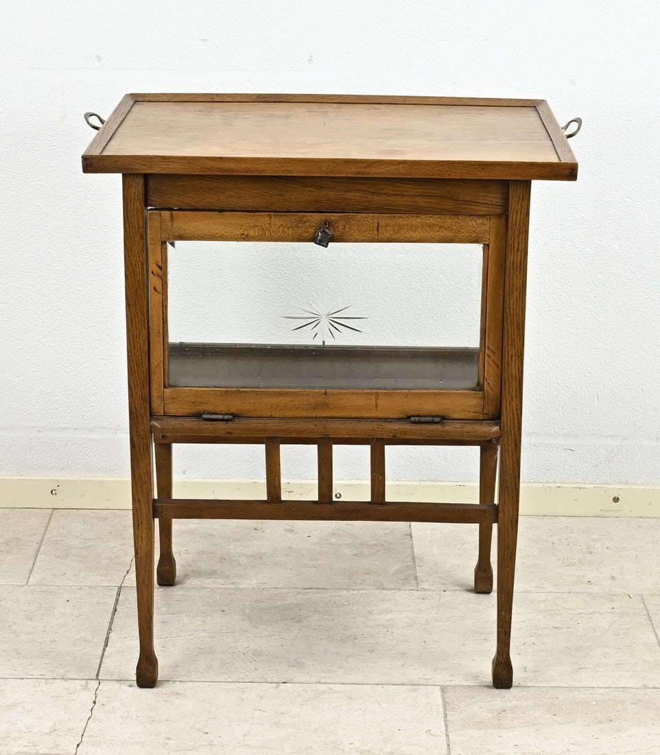 Oak tea cabinet, 1900: Oak tea cabinet with removable top. Art Nouveau. Circa 1900. Dimensions: 75 x 61 x 45 cm. In good condition.