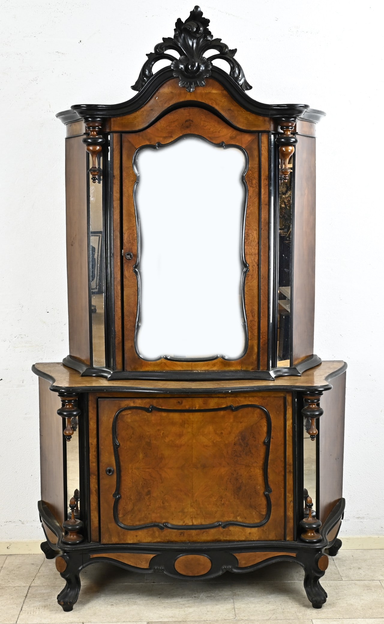Bonheur with mirror stand, 1860: Dutch walnut bonheur with mirror stand. Willem III. With carving and spinning tops. Circa 1860. Dimensions: 225 x 130 x 50 cm. In good condition.