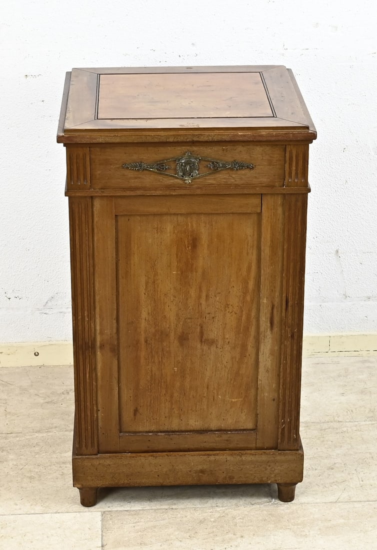 Mahogany cabinet: 19th century mahogany cabinet with hinged lid. Dimensions: 76 x 45 x 42 cm. In good condition.