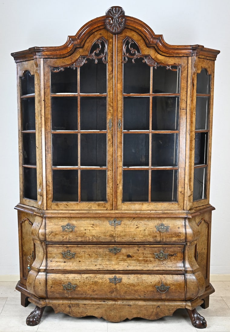 Walnut display cabinet: 18th century Dutch burl walnut porcelain cabinet with claw feet. Removable. Baroque. Dimensions: 225 x 170 x 50 cm. In good condition.