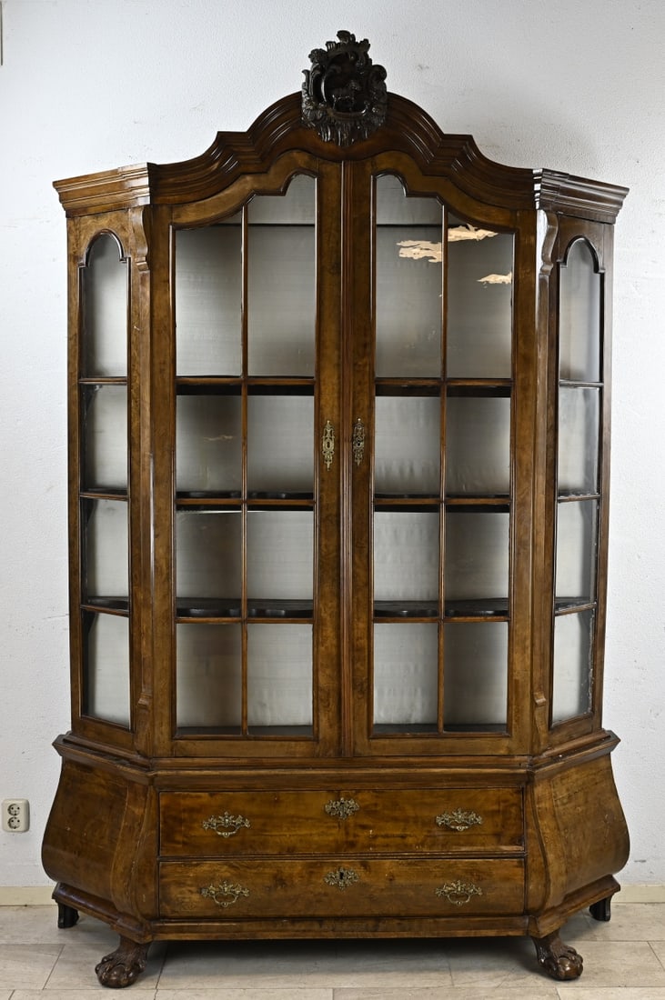 Walnut glass/porcelain cabinet: Early 19th century Dutch walnut glass cabinet. Removable, with shelves and glass on the sides. In good original unrestored condition. Dimensions: 240 x 190 x 45 cm. In good condition.