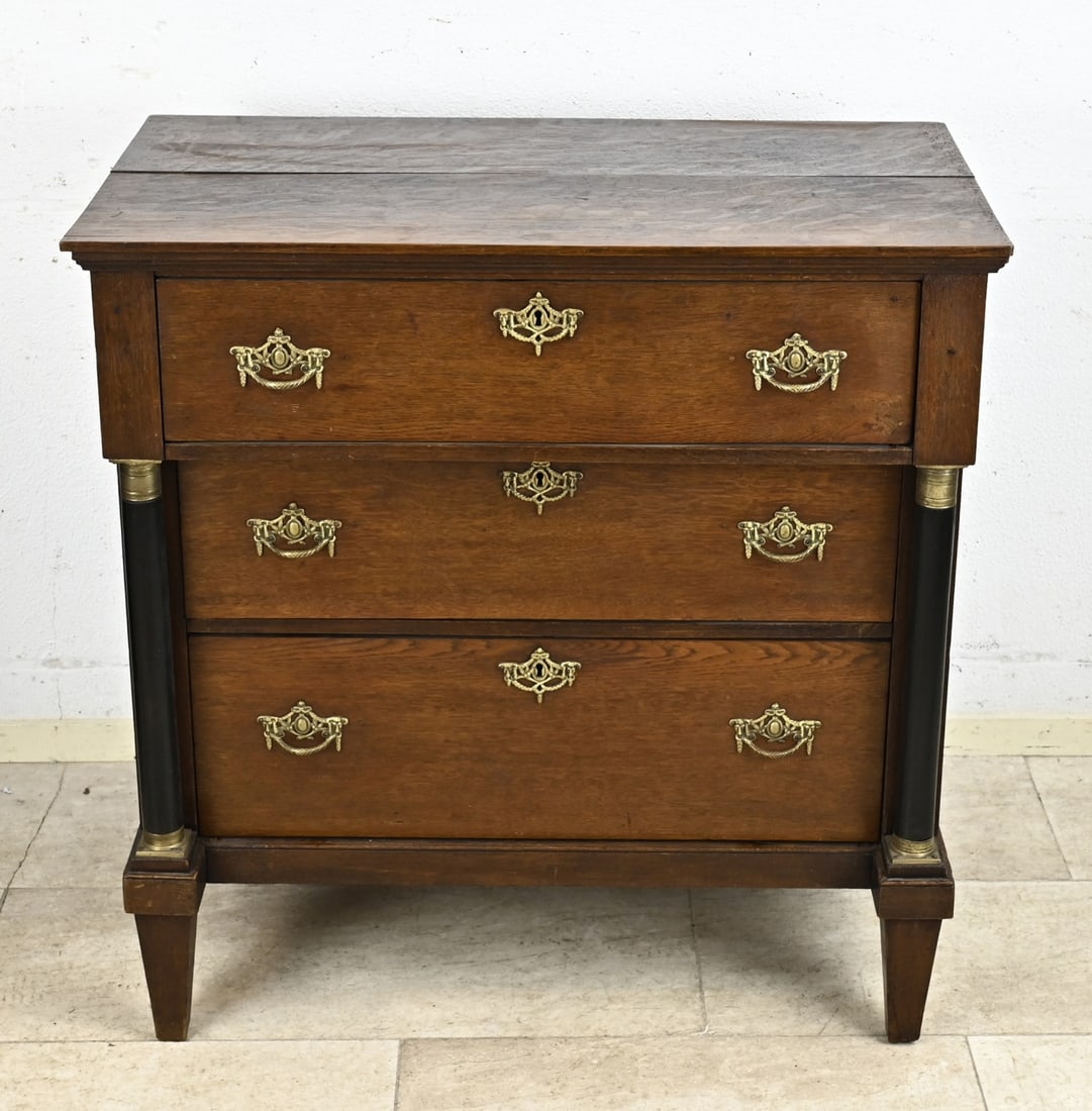 Louis Seize chest of drawers, 1800: Dutch oak Louis Seize chest of drawers with full columns. Circa 1800. Dimensions: 95 x 88 x 49 cm. In good condition.