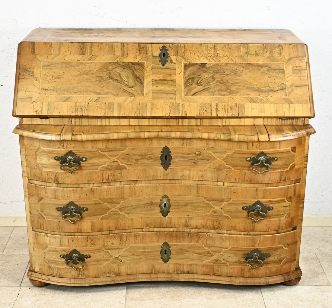 Baroque secretary 18th century: Restored German Baroque bureau of walnut. 18th century. Older restoration. Dimensions: 116 x 126 x 65 cm. In reasonable condition.