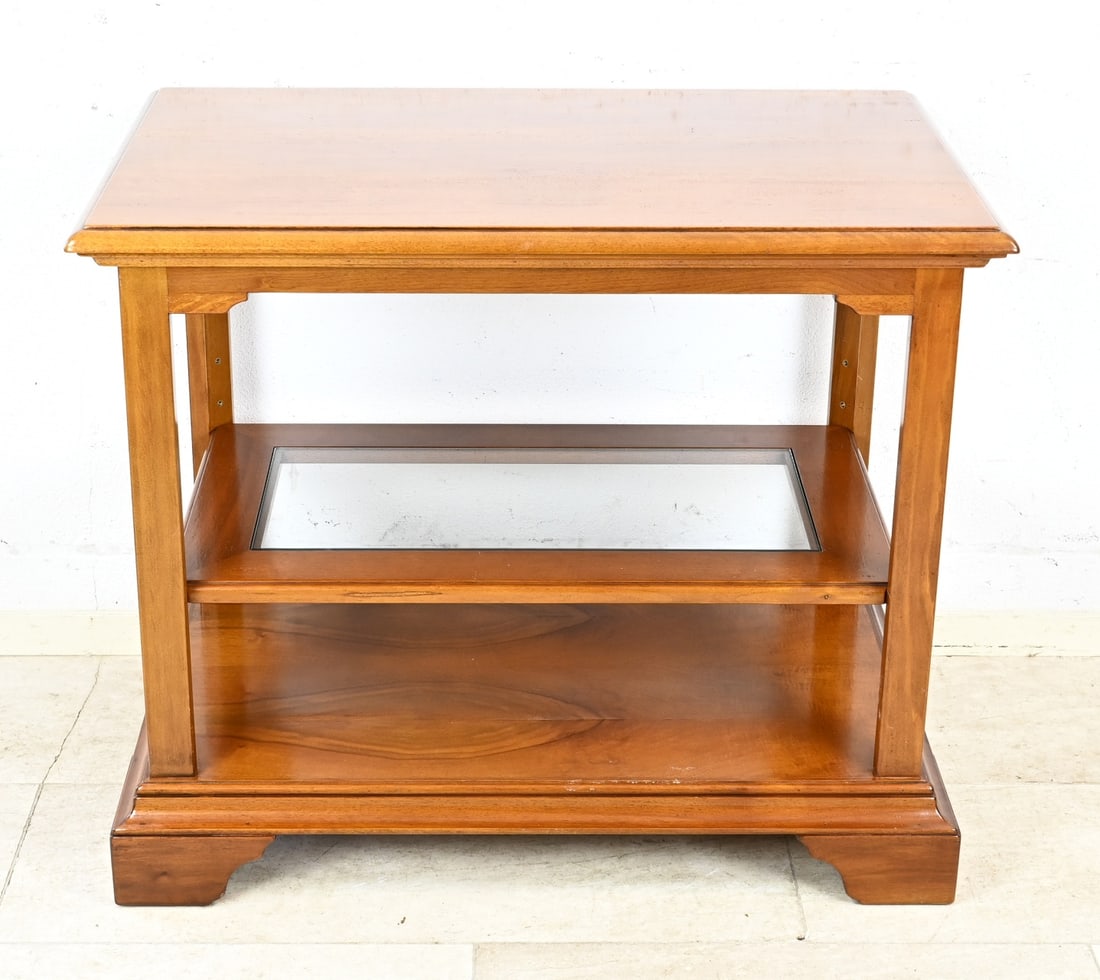 Cherry wood tea furniture: Cherry wood tea table on wheels, with intermediate shelf which is provided with facet cut glass. Dimensions: 72 x 84 x 55 cm. In good condition.