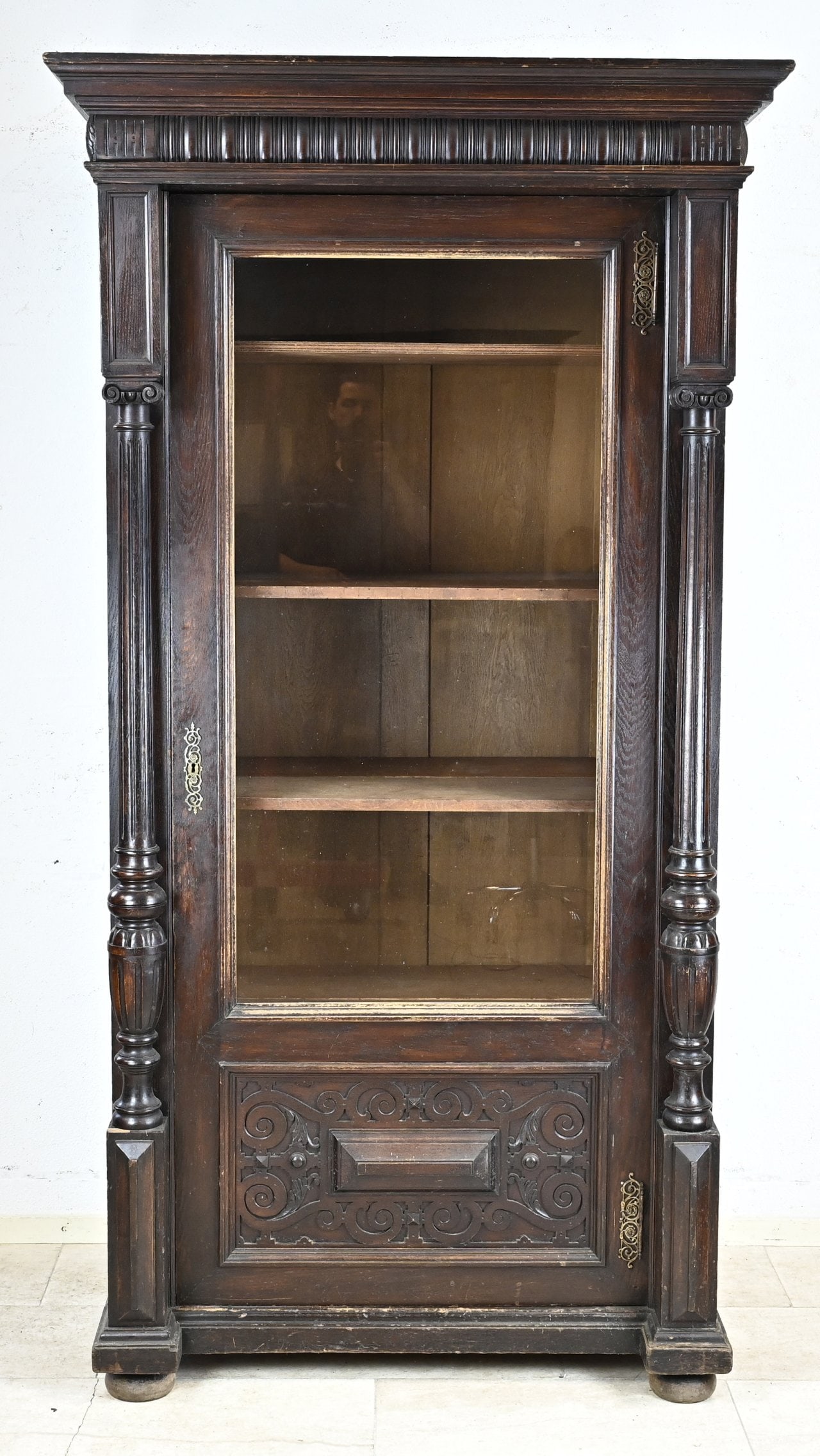 Display cabinet: German oak Gründerzeit display cabinet with full columns. Circa 1880. Dimensions: 219 x 120 x 75 cm. In good condition.