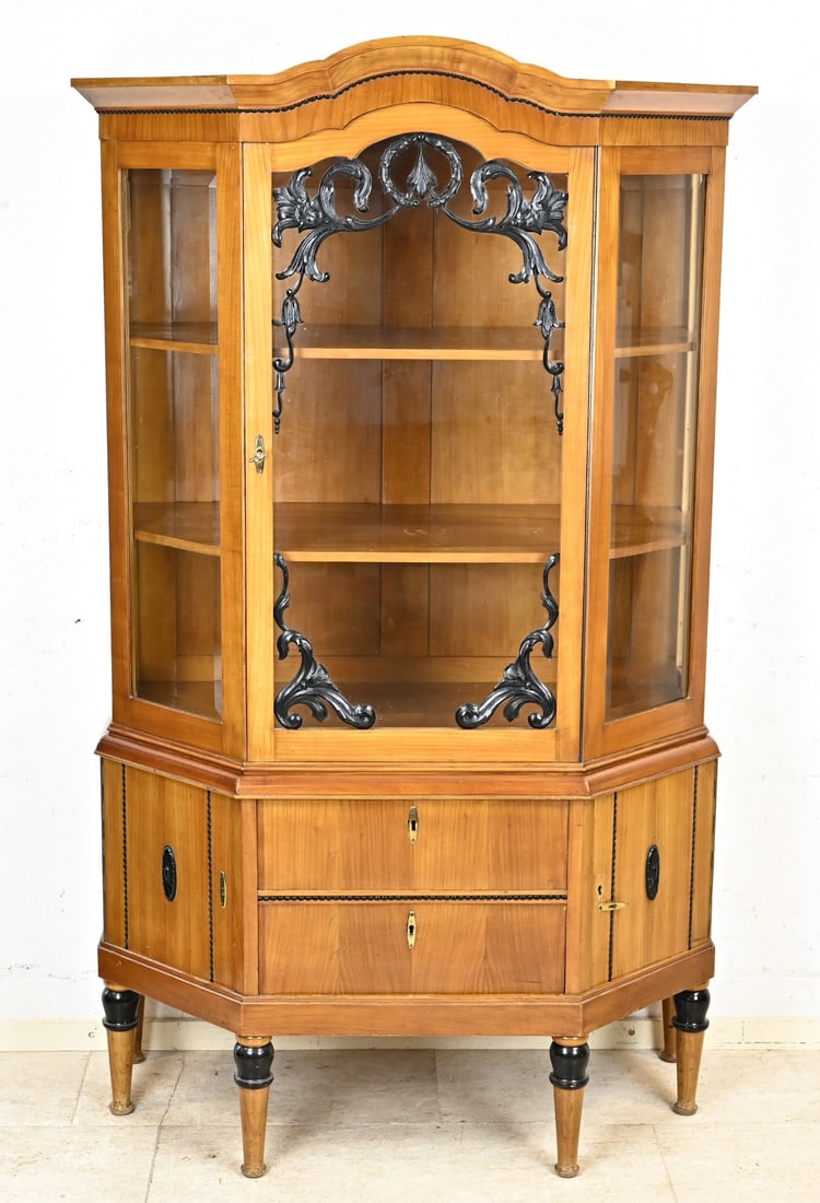 Cherry display cabinet: Original 1930s German cherrywood display cabinet. With carving. Art Deco style. Dimensions: 174 x 100 x 50 cm. In very good condition.