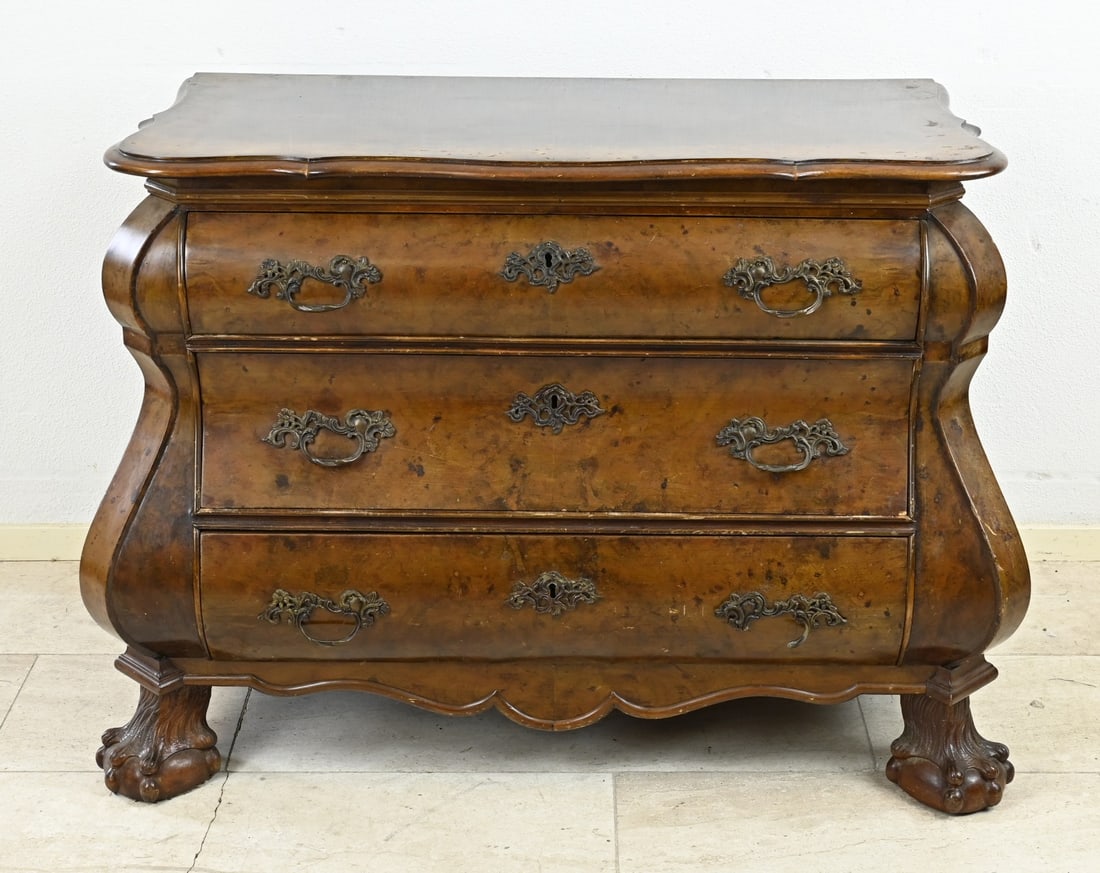 Walnut chest of drawers, 1900: Dutch, burl walnut, double curved chest of drawers with claw feet. With bronze fittings. One piece of fittings is missing. Circa 1900. Dimensions: 77 x 102 x 55 cm. In fair/good condition.