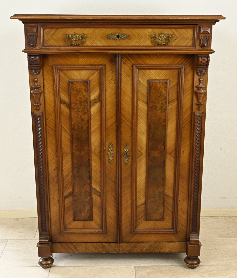 Carrot nuts vertico: Antique German vertico with fusees and original fittings. Burr walnut. Circa 1880. Gründerzeit. Dimensions: 137 x 100 x 48 cm. In good condition.