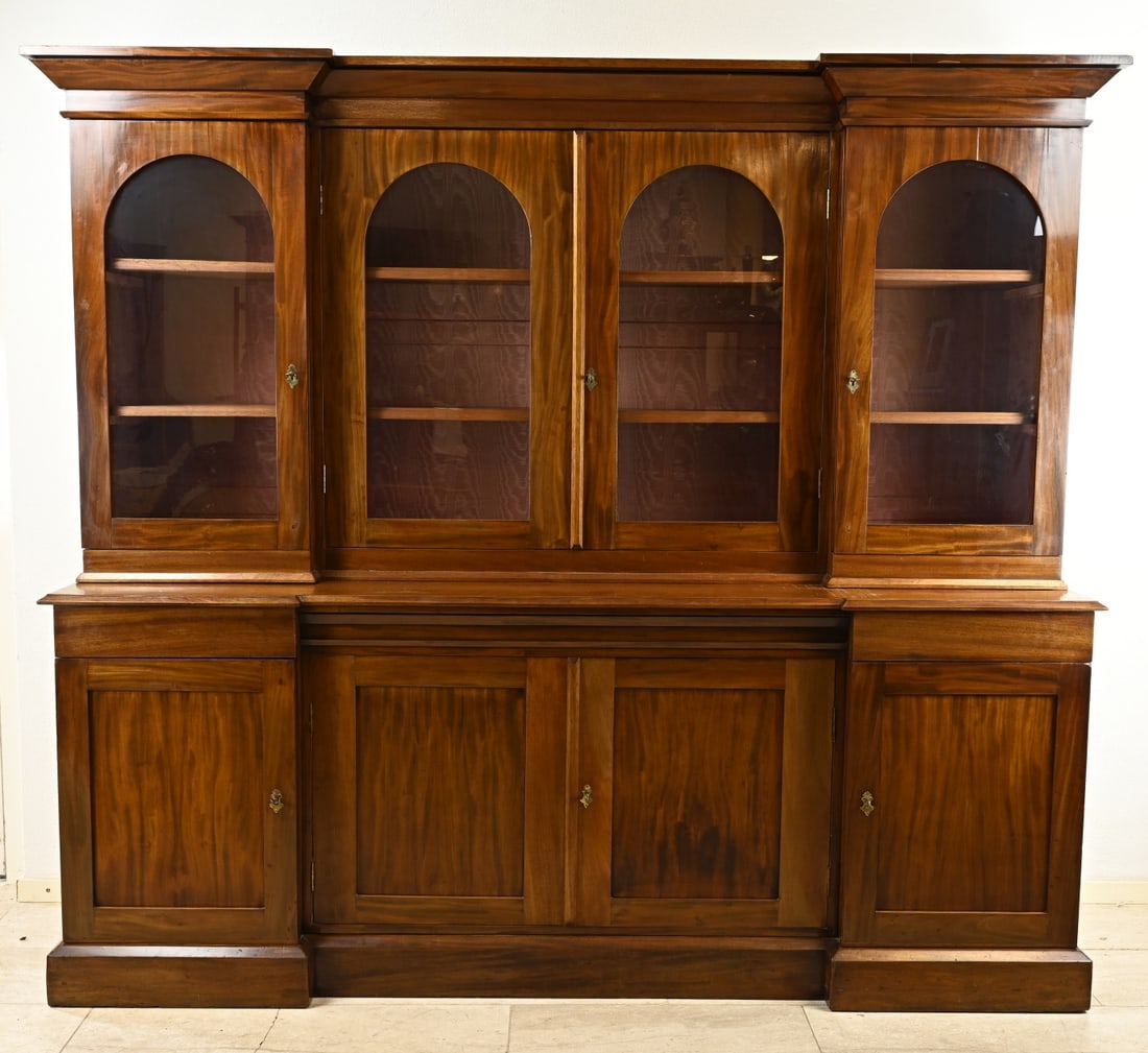 Mahogany bookcase, 1880: Two-piece English mahogany bookcase. Circa 1880. Dimensions: 194 x 212 x 58 cm. In good condition.