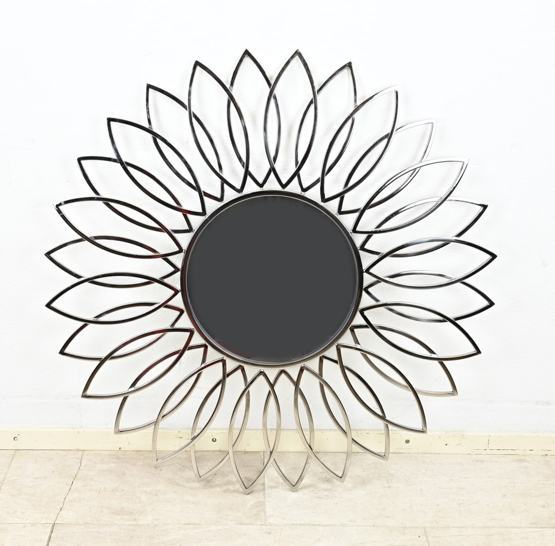 Design mirror Ø 101 cm.: Large mirror in the shape of a sun. Metal/chrome. Second half of the 20th century. Dimensions: Ø 101 cm. In good condition.