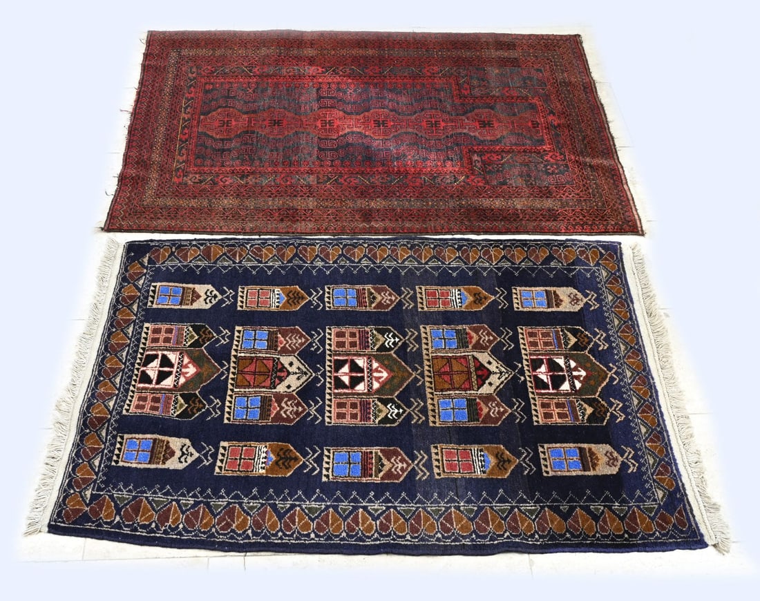 2x Persian rug: Two old Persian rugs. 1x Beloush prayer rug. 1x Red/floral decor. Dimensions: 137 x 85 cm./ 147 x 92 cm. In good condition.