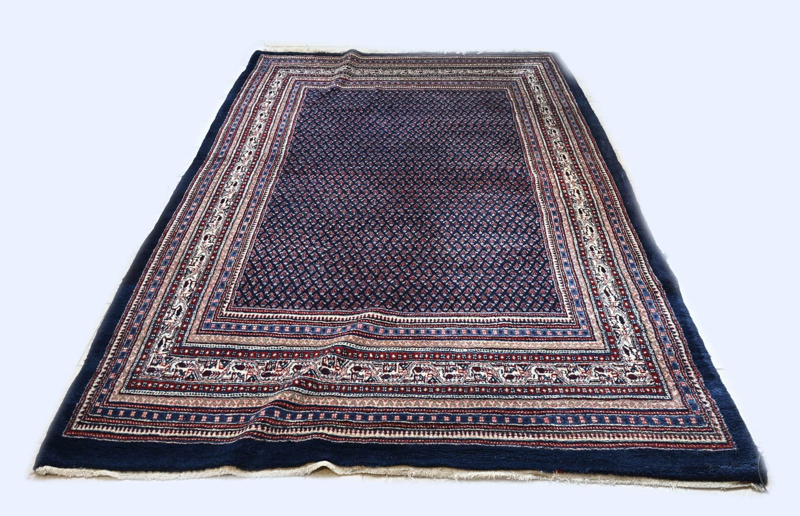 Persian Sarag Mir carpet, 330 x 225 cm.: Large hand-knotted Persian Sarag Mir carpet. Colour: red/blue, with light edges. Size: 330 x 225 cm. In good condition.