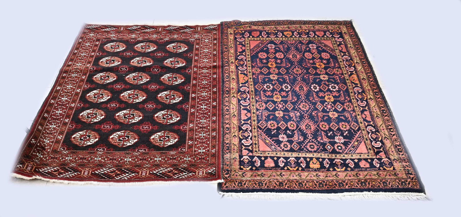 2x Persian carpet: 2x Persian carpet. 1x Red/black with medallions, size: 150 x 115 cm. 1x Red/blue, with flower motif, size: 165 x 105 cm. In good condition.