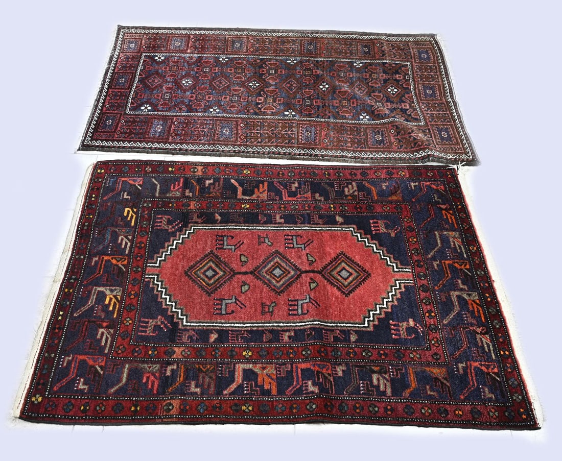 2x Persian carpet: 2x Persian rug. 1x Red/black, wild motif, size: 160 x 105 cm. 1x Red/grey with white floral motif, size: 175 x 95 cm. In good condition.