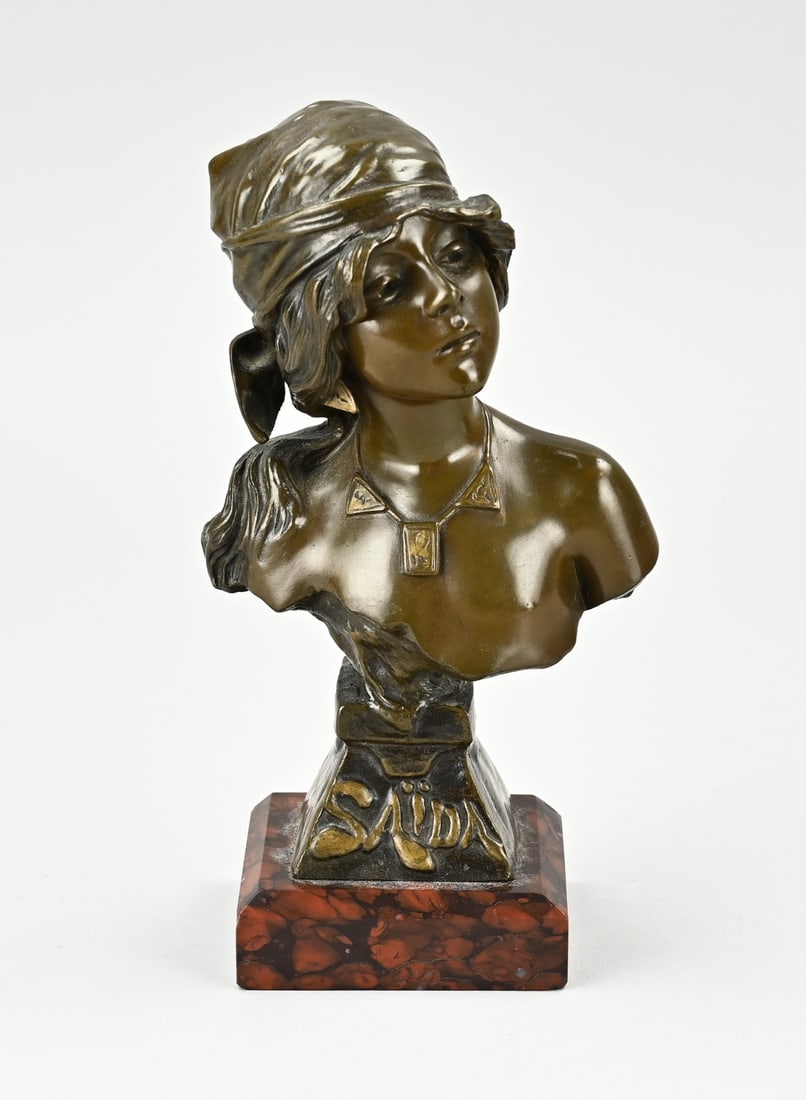 E. Villanis, bronze bust: Antique French bust of bronze by E. Villanis. 1858 - 1914. Casting stamp, Societe bronzes Paris. Circa 1900. Size: H 19,5 cm. In good condition.