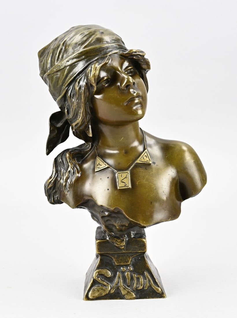 E. Villanis, Female bust (Saïda): Emmanuel Villanis. 1858 - 1914. Bronze Saïda. Circa 1900. Signed + casting stamp. Societe des bronzes de Paris. Size: H 33 cm. In good condition.