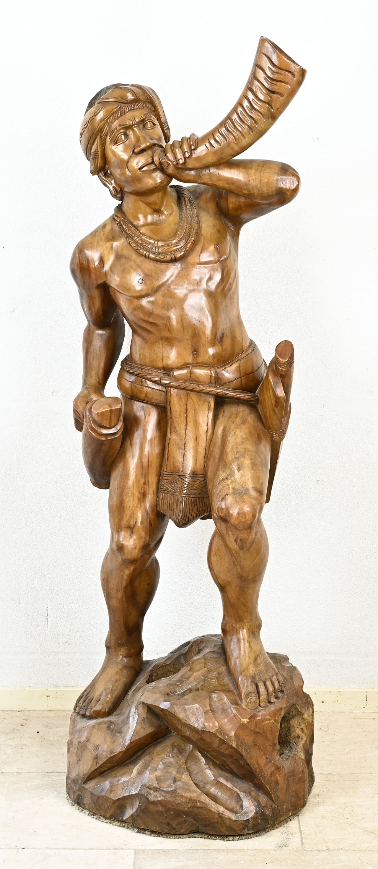 Oriental carved figure with horn, H 154 cm.: Large oriental carved figure of teak. 20th century. Dimensions: H 154 cm. In good condition.