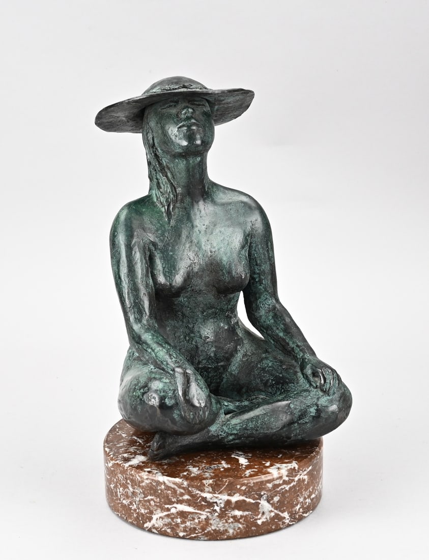Hansje den Hollander, Naked lady with hat: Modern bronze figure on marble base by Hansje den Hollander. 1942 - . No. 2 of 5. Nude lady with hat. From 1995 with certificate of ownership. Dimensions: H 28 cm. In good condition.