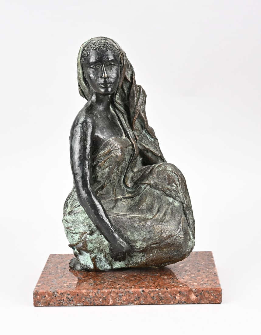Hansje den Hollander, Seated woman with headscarf: Modern bronze figure, on marble base. Lady in robe. Two-tone. By Hansje den Hollander. 1942 - . Dimensions: H 31 cm. In good condition.