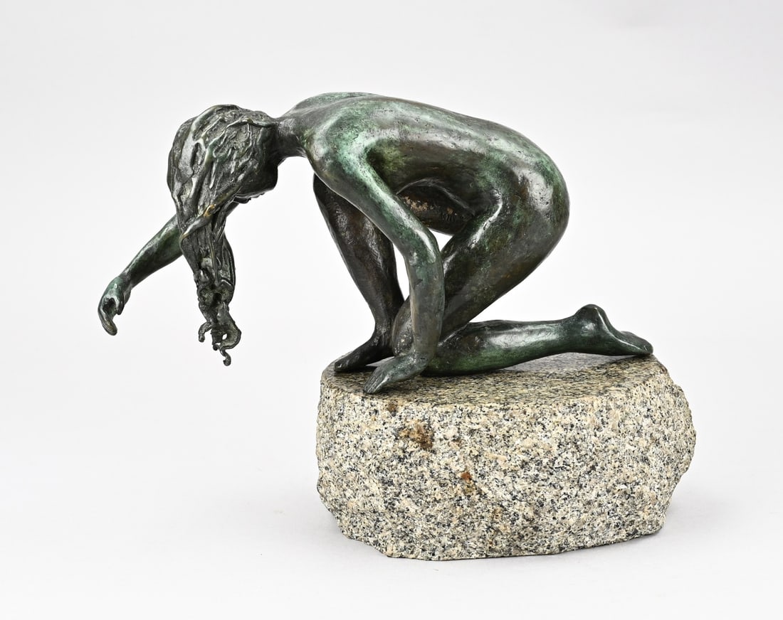 Hansje den Hollander, Kneeling naked lady: Modern bronze figure, on marble base. Kneeling naked lady. By Hansje den Hollander. 1942 - . Dimensions: 15 x 27 x 10 cm. In good condition.