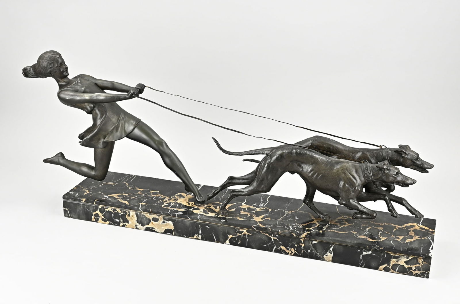 G. Maxim, Sculpture: Antique, large sculpture on marble base. Signed Geo Maxim. 1885 - 1940. Metal. Dimensions: 85 x 46 x 16 cm. In good condition.